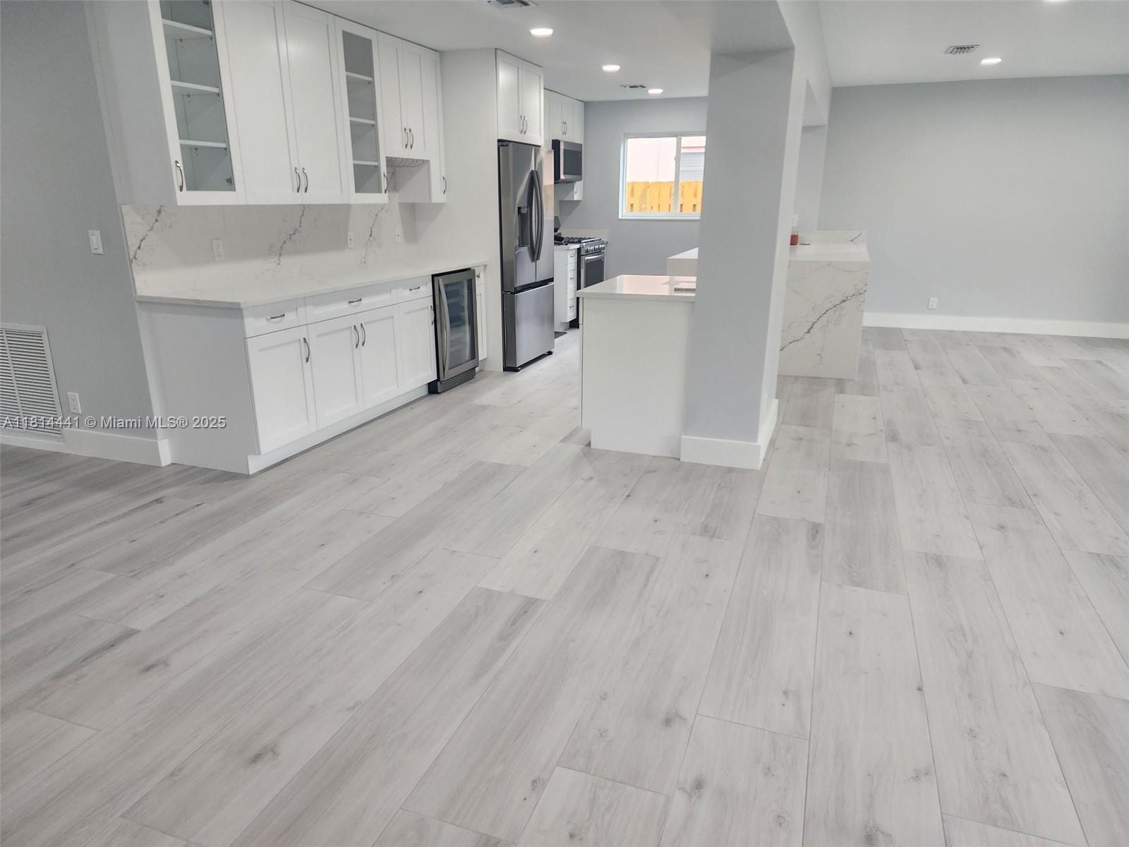 HOLLYWOOD HILLS - Residential
