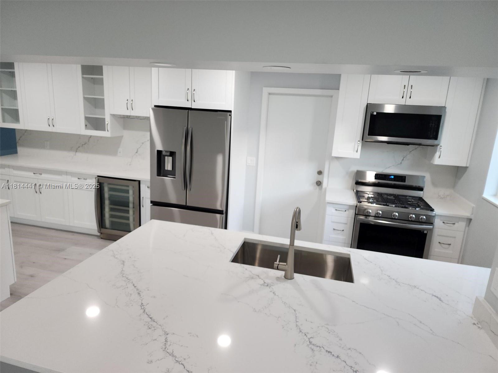 HOLLYWOOD HILLS - Residential
