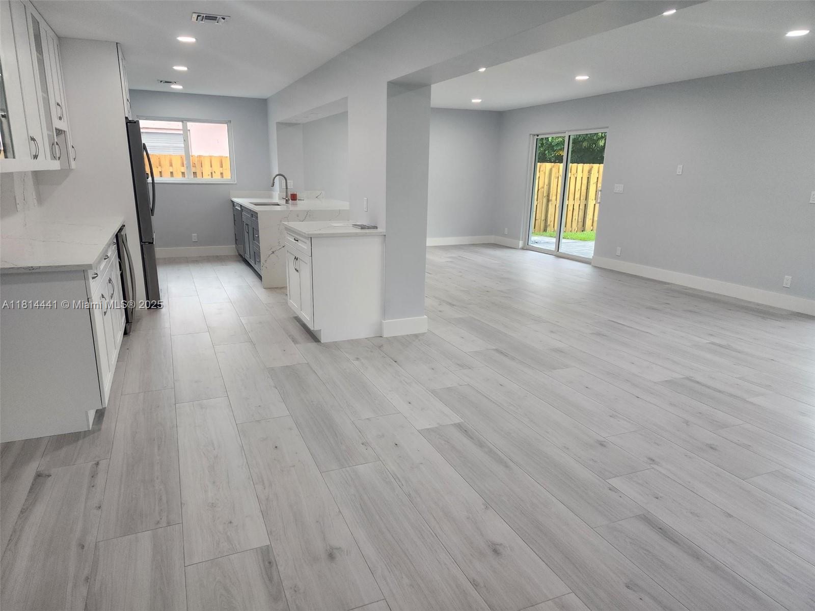 HOLLYWOOD HILLS - Residential