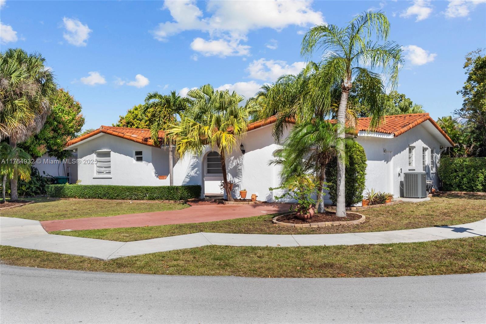 Rental Property at 16665 Sw 93rd Ct, Palmetto Bay, Miami-Dade County, Florida - Bedrooms: 3 
Bathrooms: 2  - $3,900 MO.