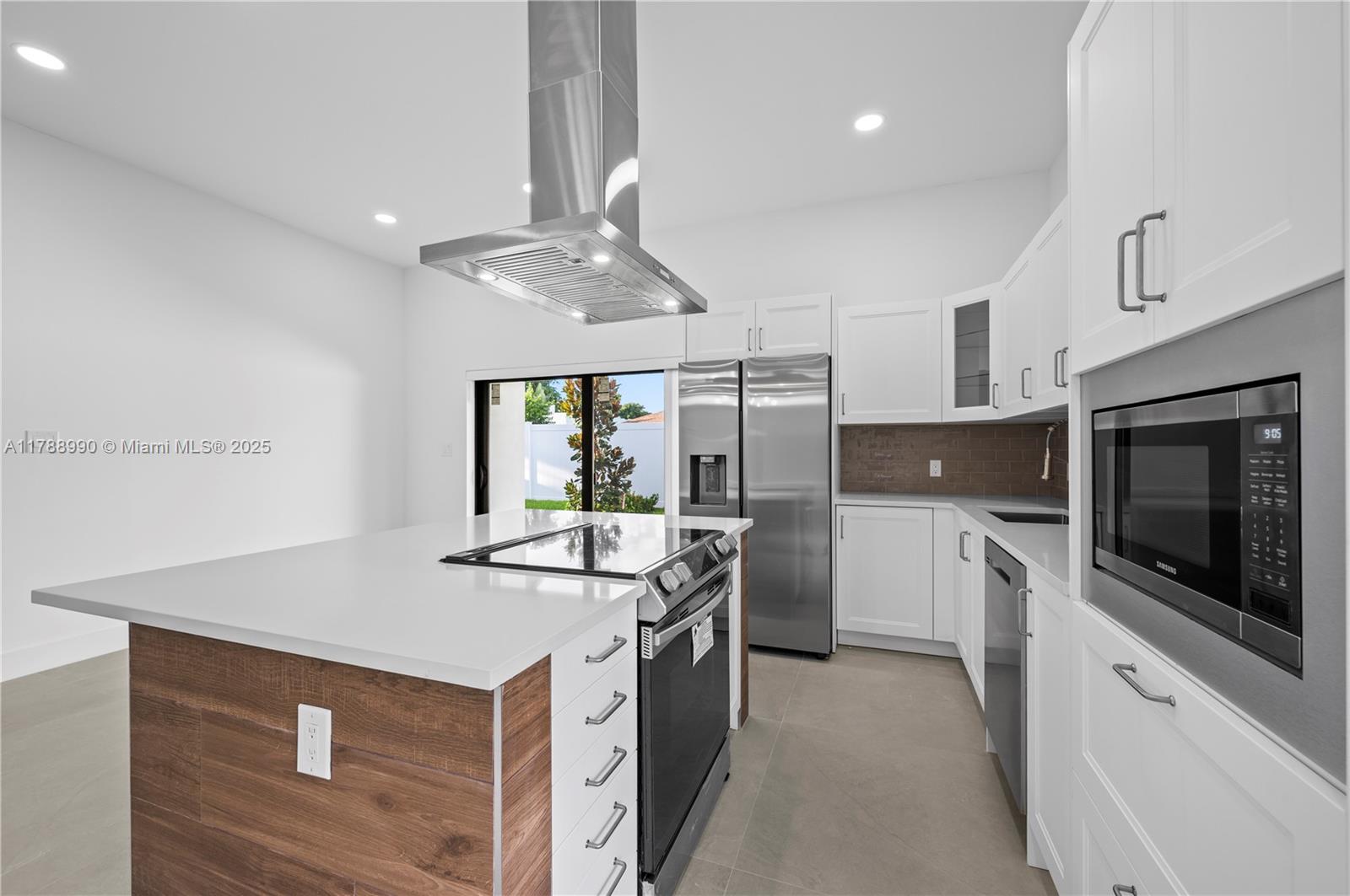 1041 W Lakewood Rd