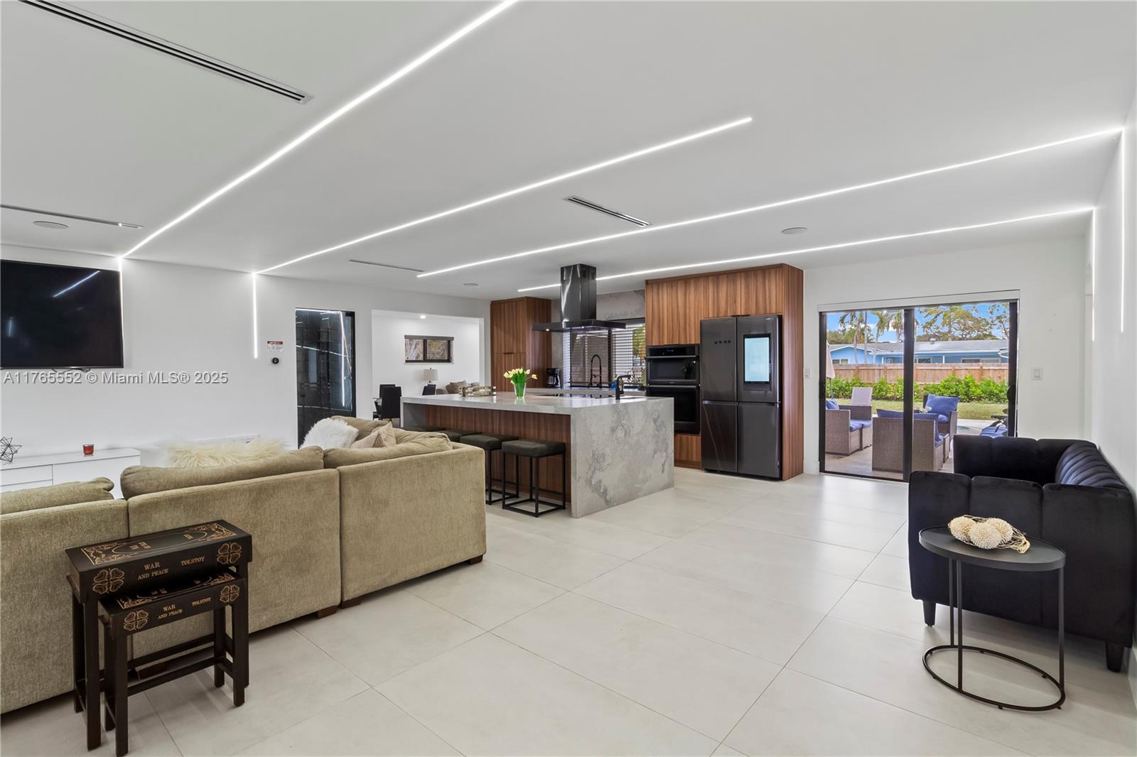 HOLLYWOOD HILLS - Residential