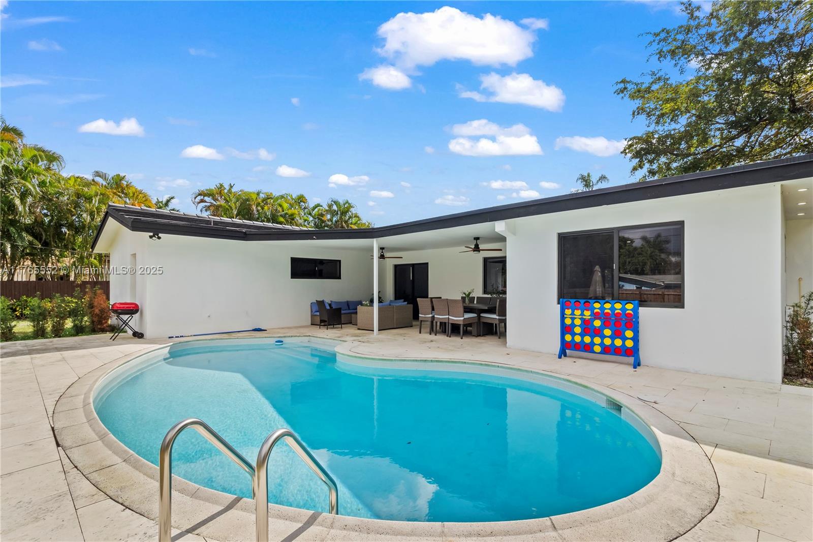 HOLLYWOOD HILLS - Residential