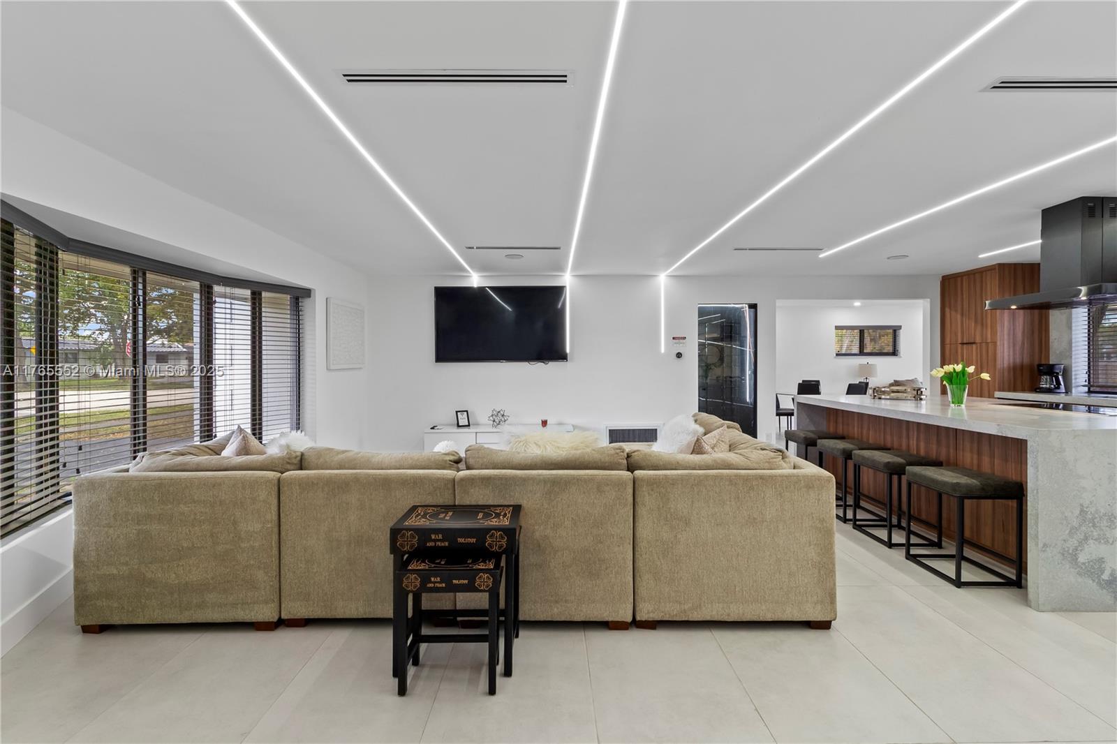 HOLLYWOOD HILLS - Residential