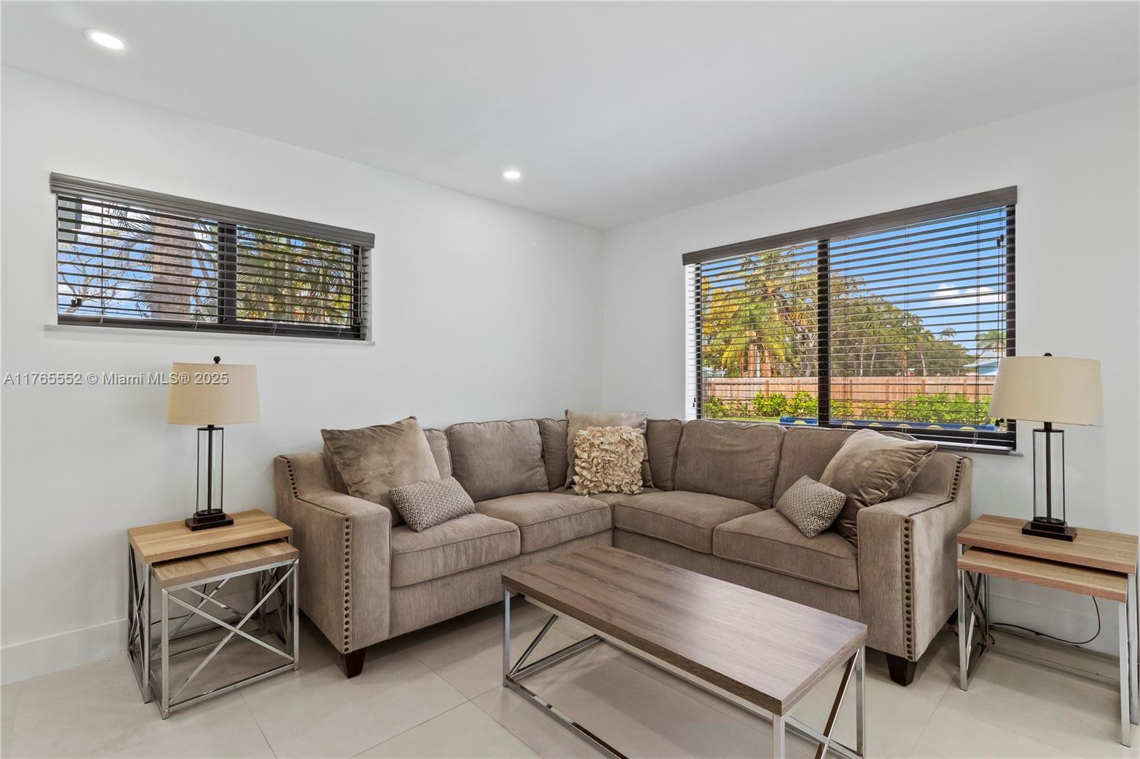 HOLLYWOOD HILLS - Residential