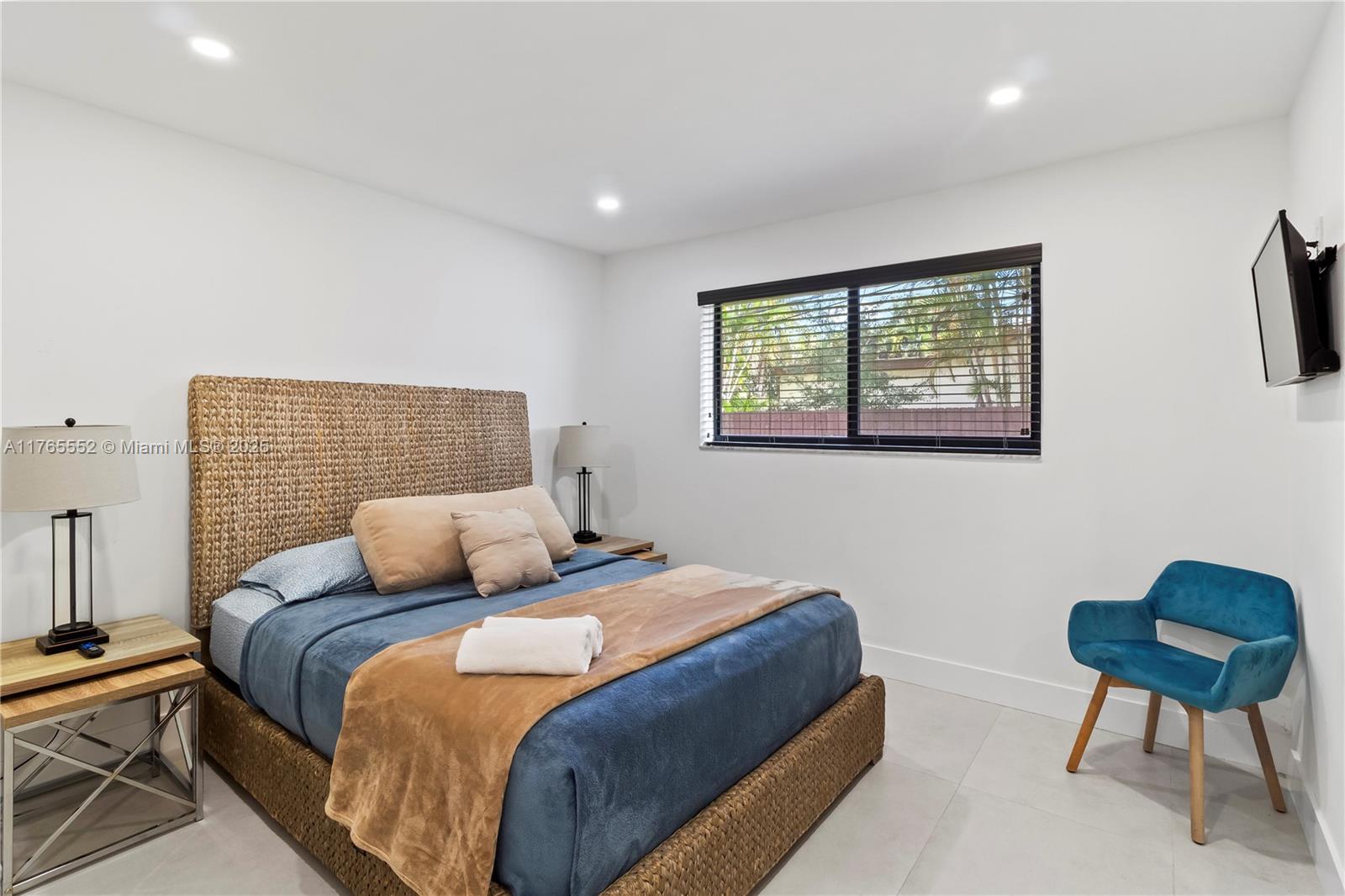 HOLLYWOOD HILLS - Residential