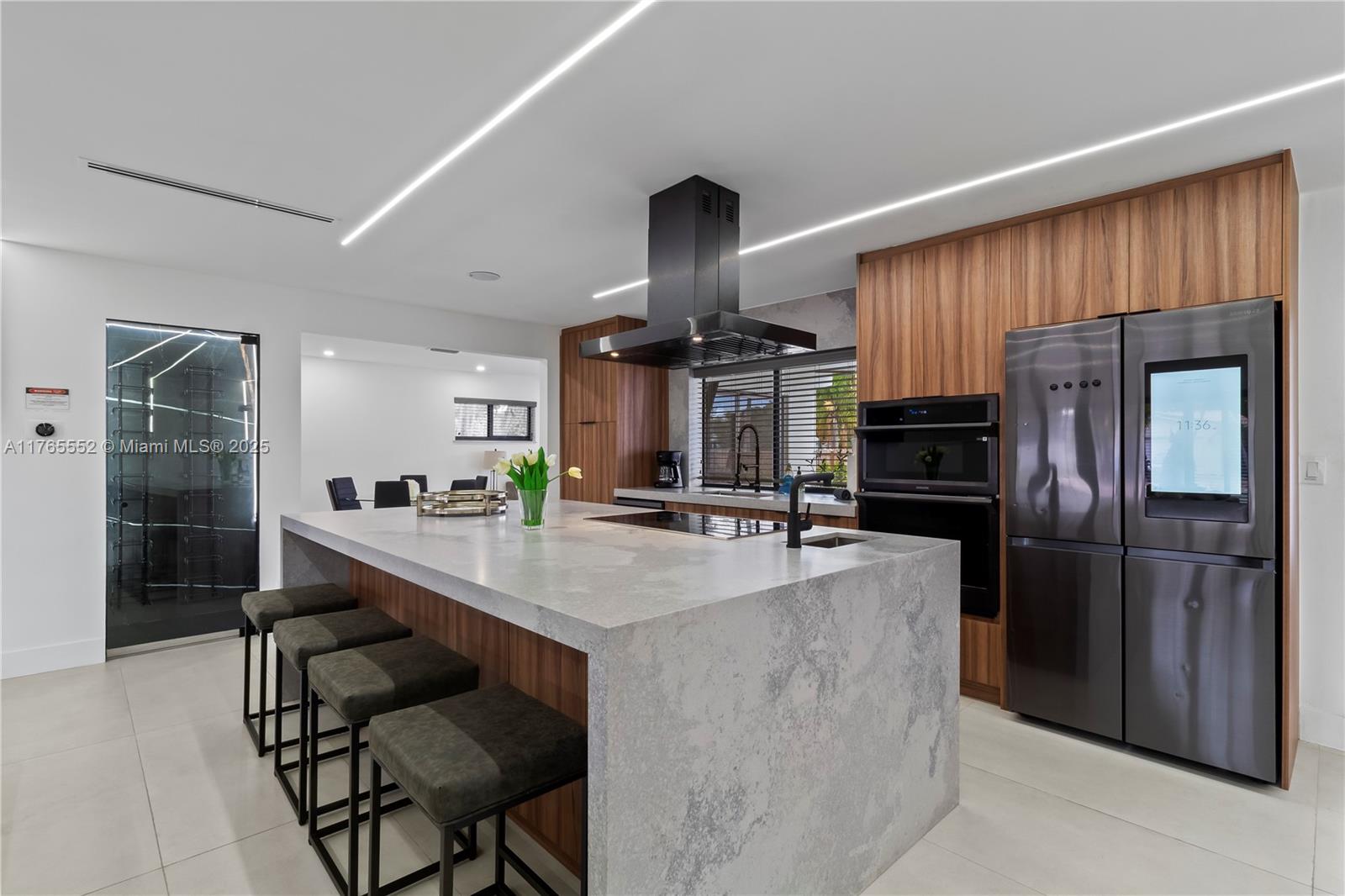 HOLLYWOOD HILLS - Residential