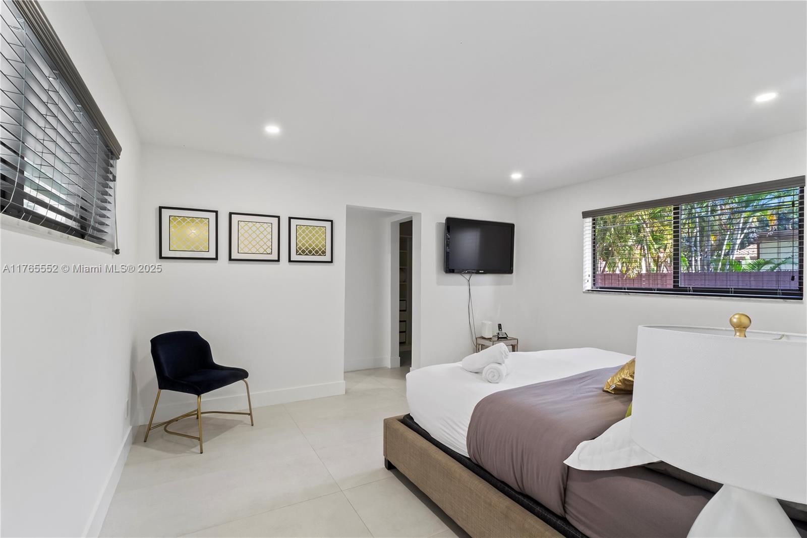 HOLLYWOOD HILLS - Residential