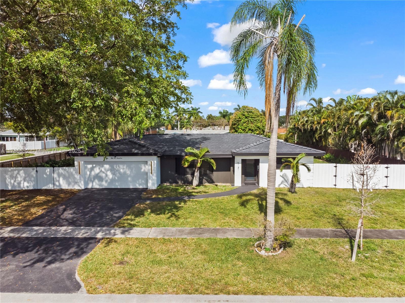 HOLLYWOOD HILLS - Residential