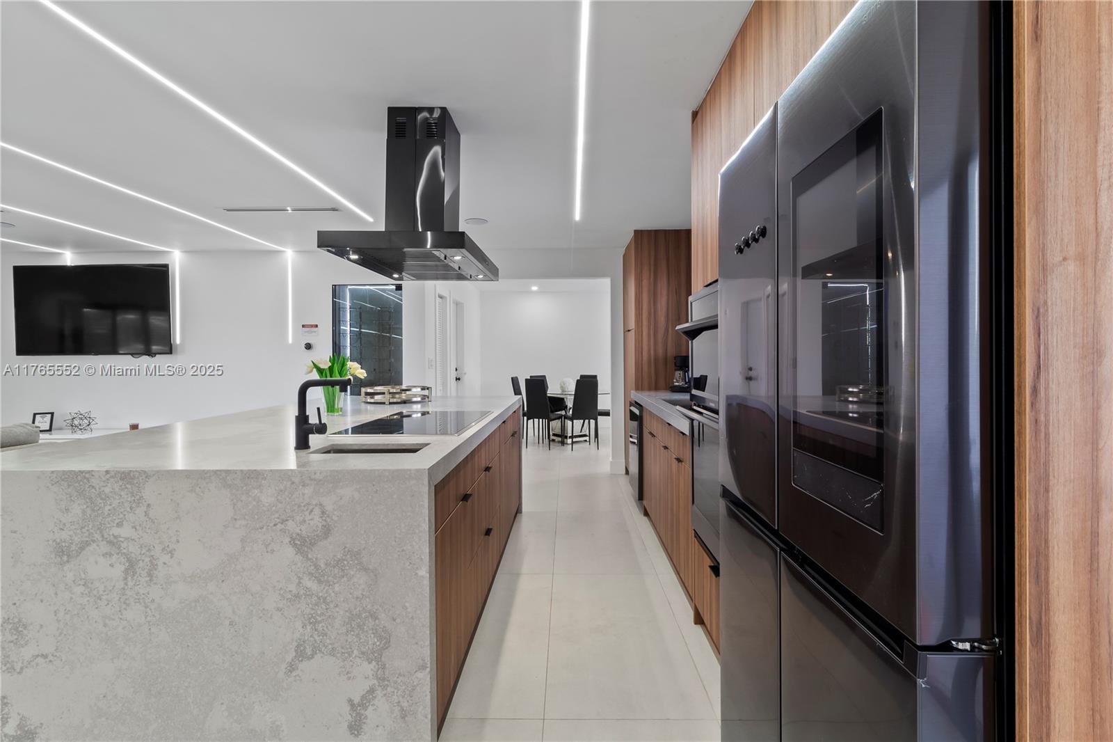 HOLLYWOOD HILLS - Residential