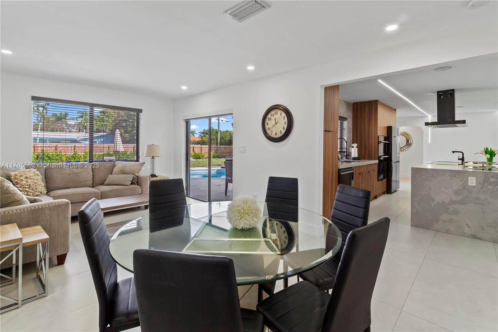 HOLLYWOOD HILLS - Residential
