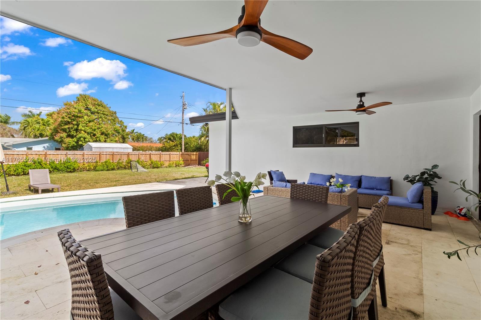 HOLLYWOOD HILLS - Residential