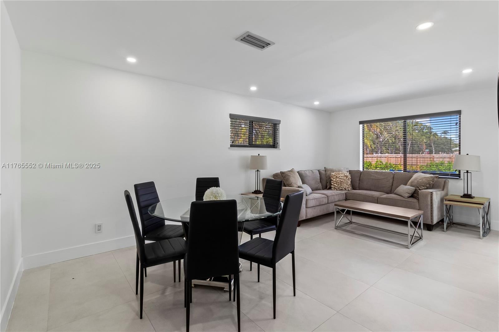 HOLLYWOOD HILLS - Residential