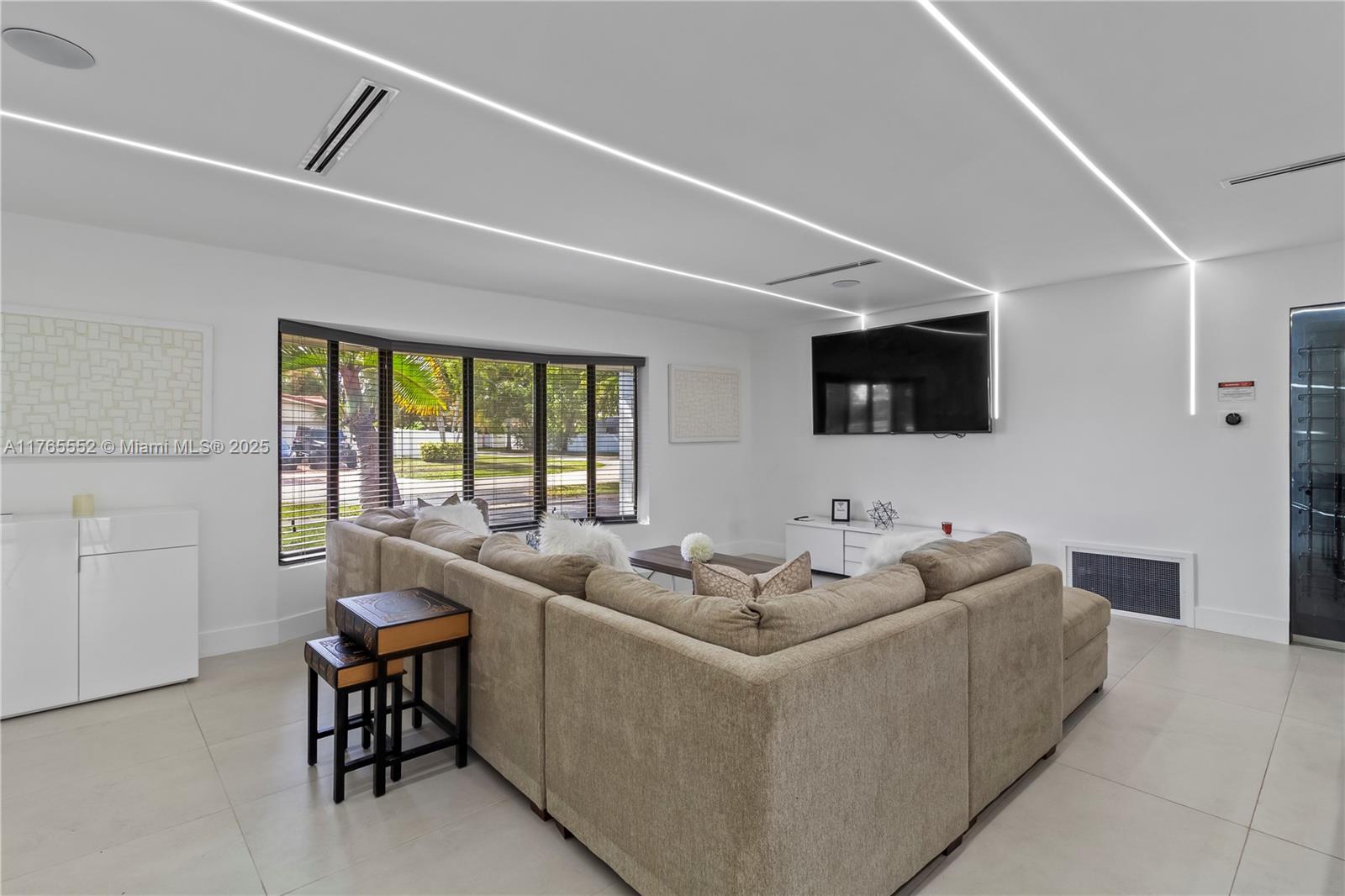 HOLLYWOOD HILLS - Residential