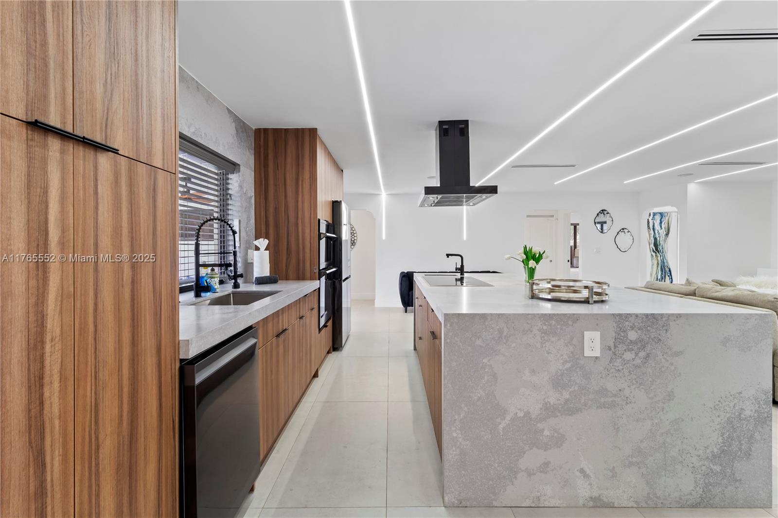 HOLLYWOOD HILLS - Residential