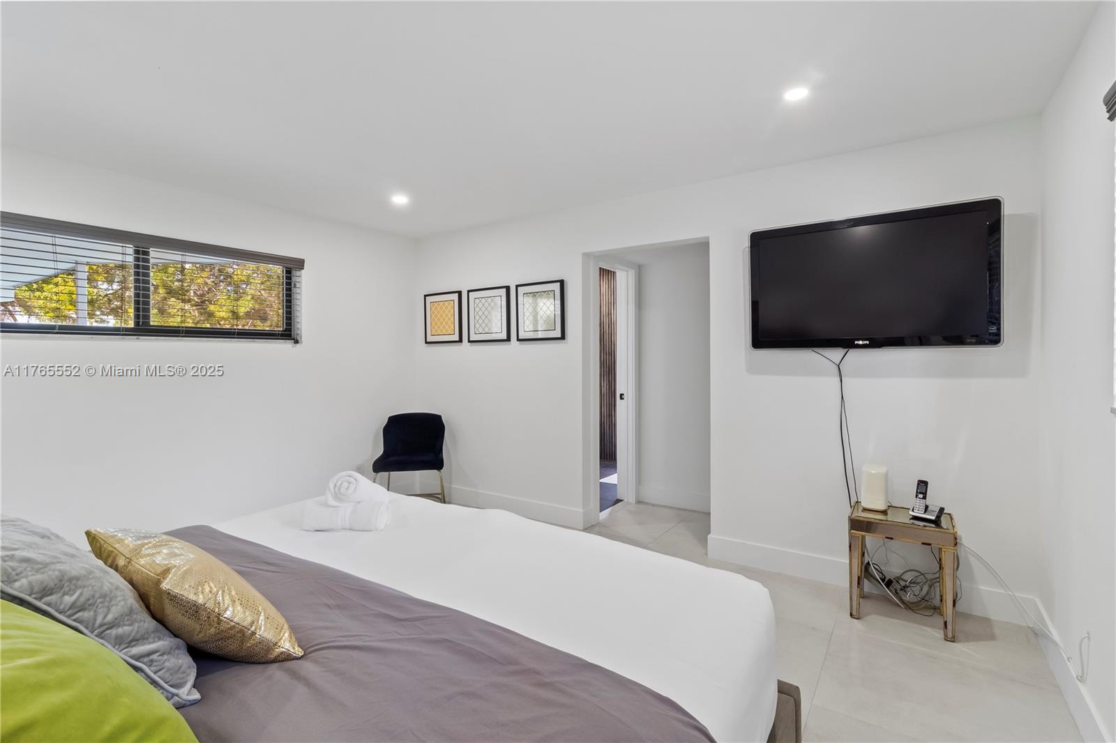 HOLLYWOOD HILLS - Residential