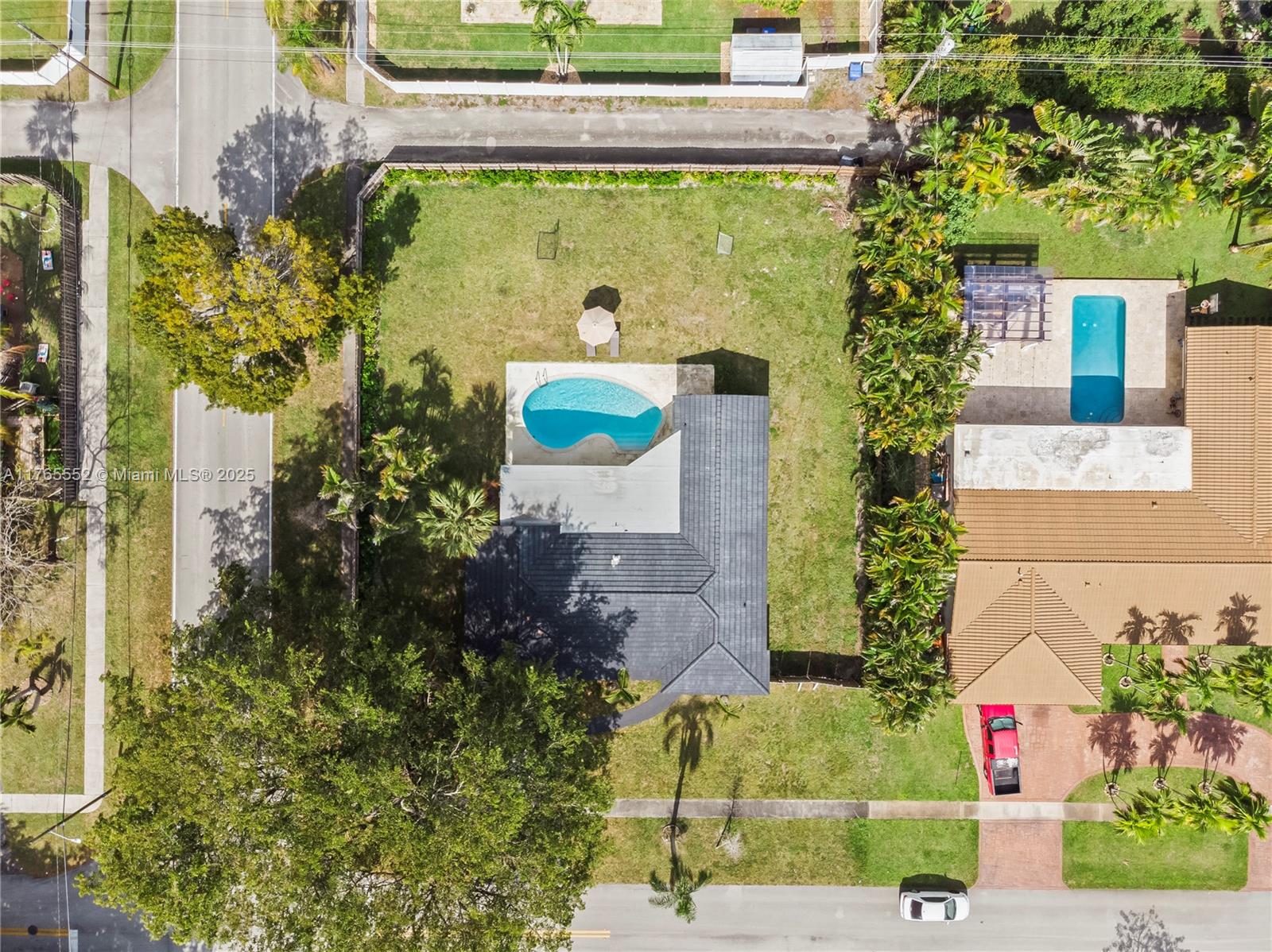 HOLLYWOOD HILLS - Residential