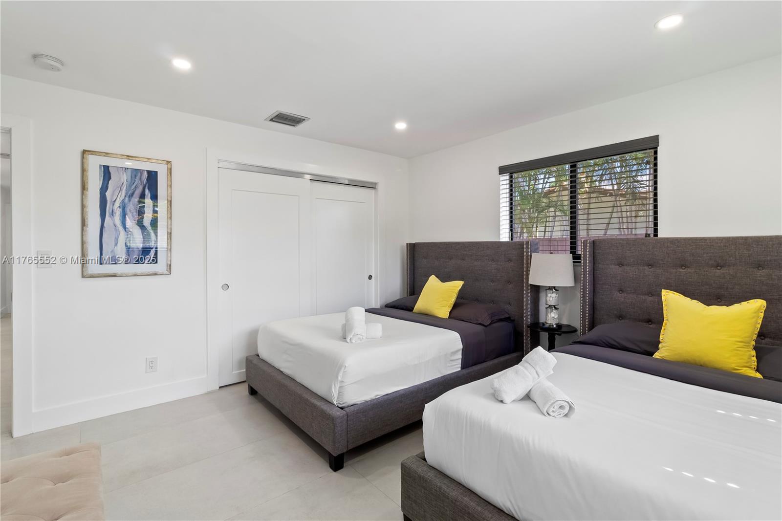 HOLLYWOOD HILLS - Residential