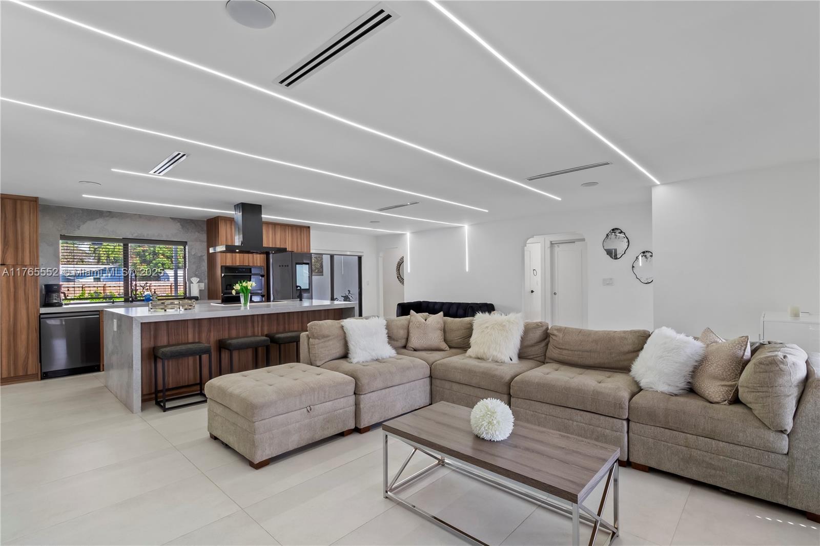 HOLLYWOOD HILLS - Residential