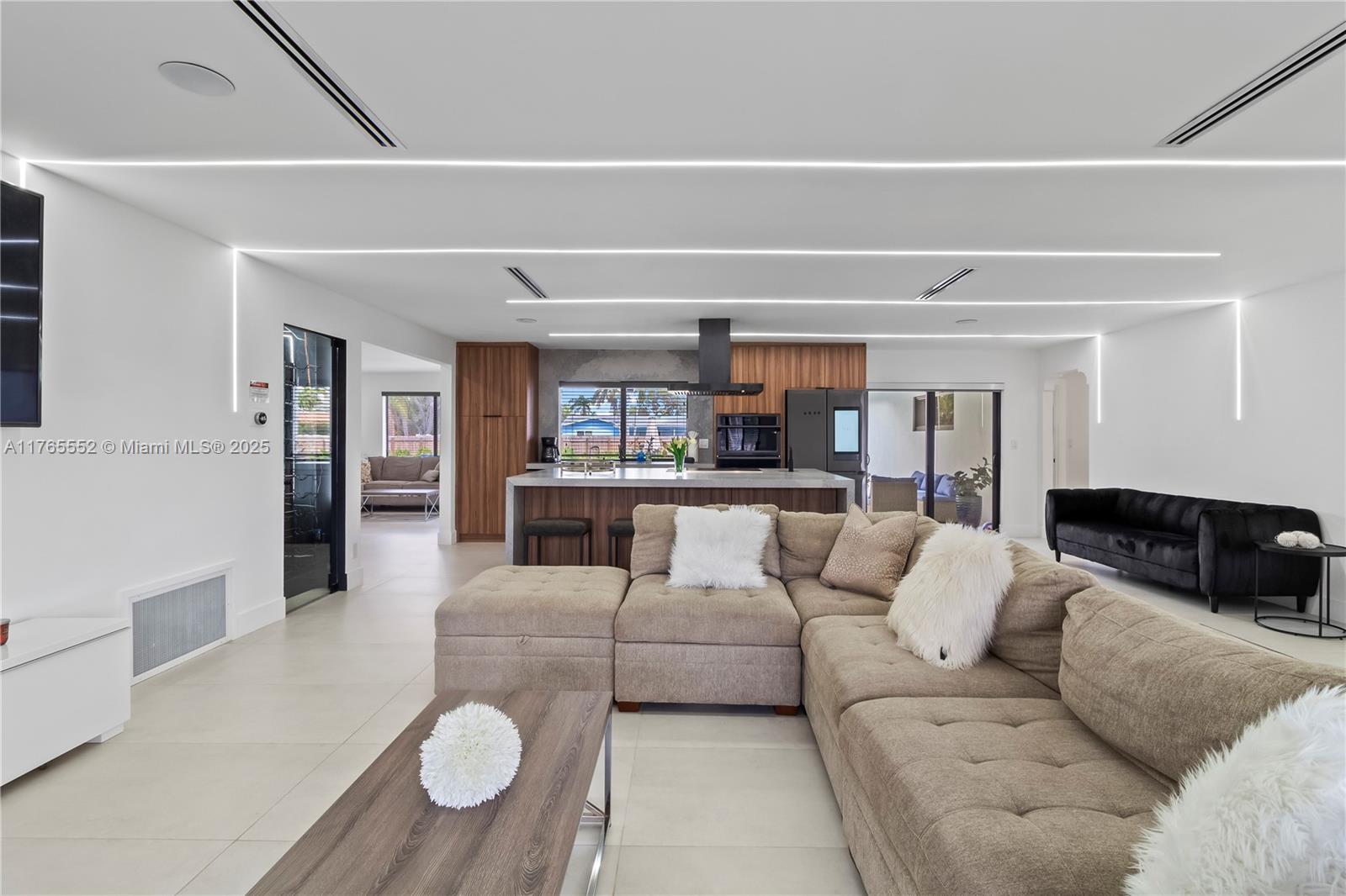 HOLLYWOOD HILLS - Residential