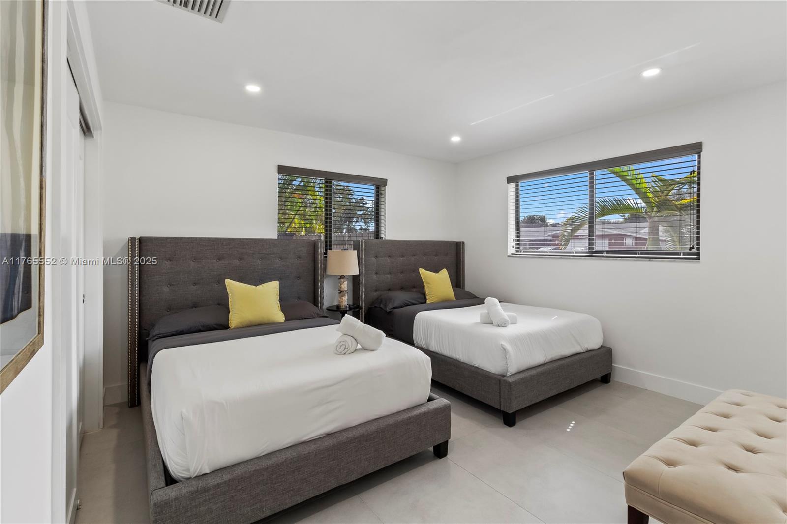 HOLLYWOOD HILLS - Residential