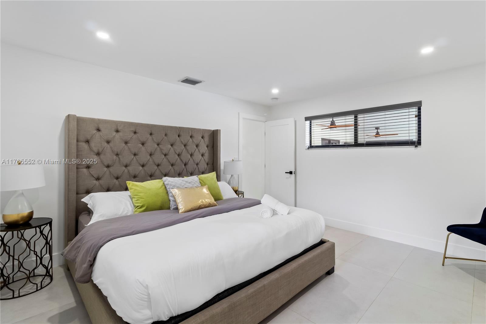 HOLLYWOOD HILLS - Residential