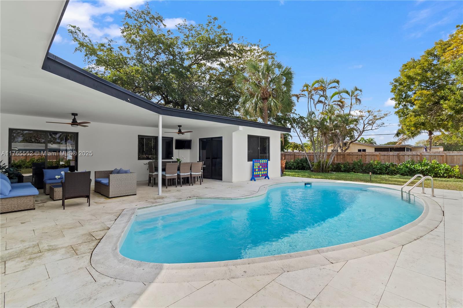 HOLLYWOOD HILLS - Residential