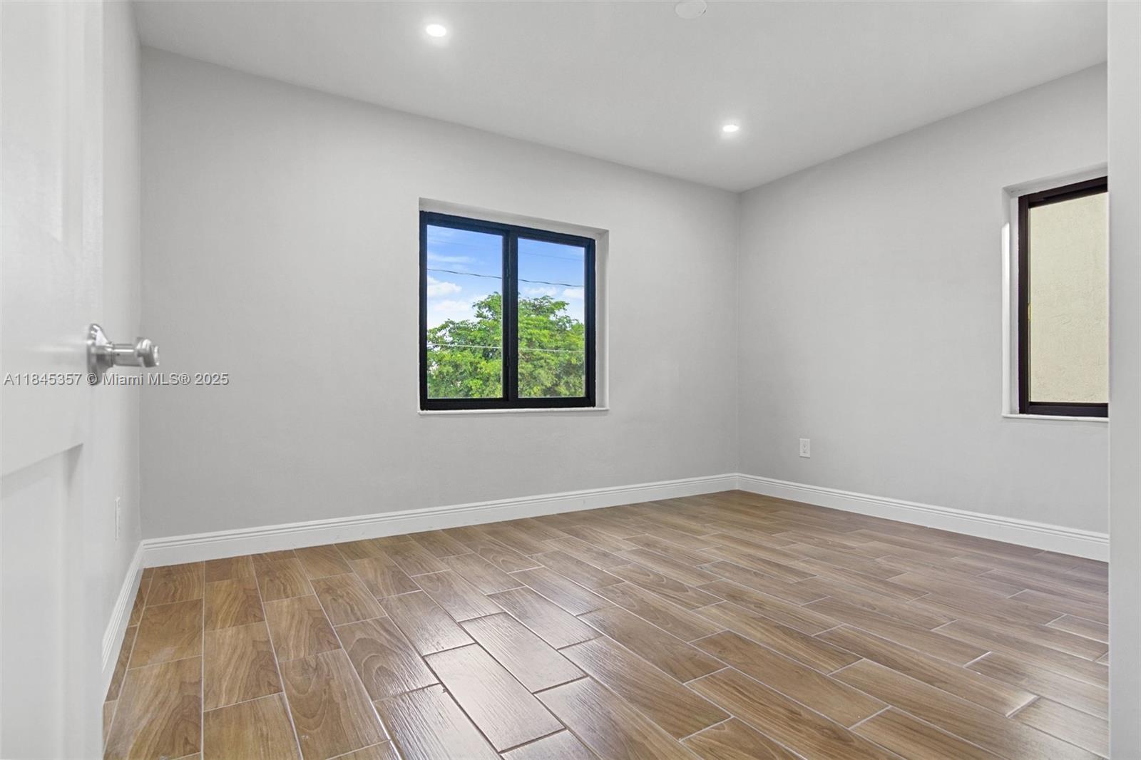 ROSWELL GREENS - Residential Lease