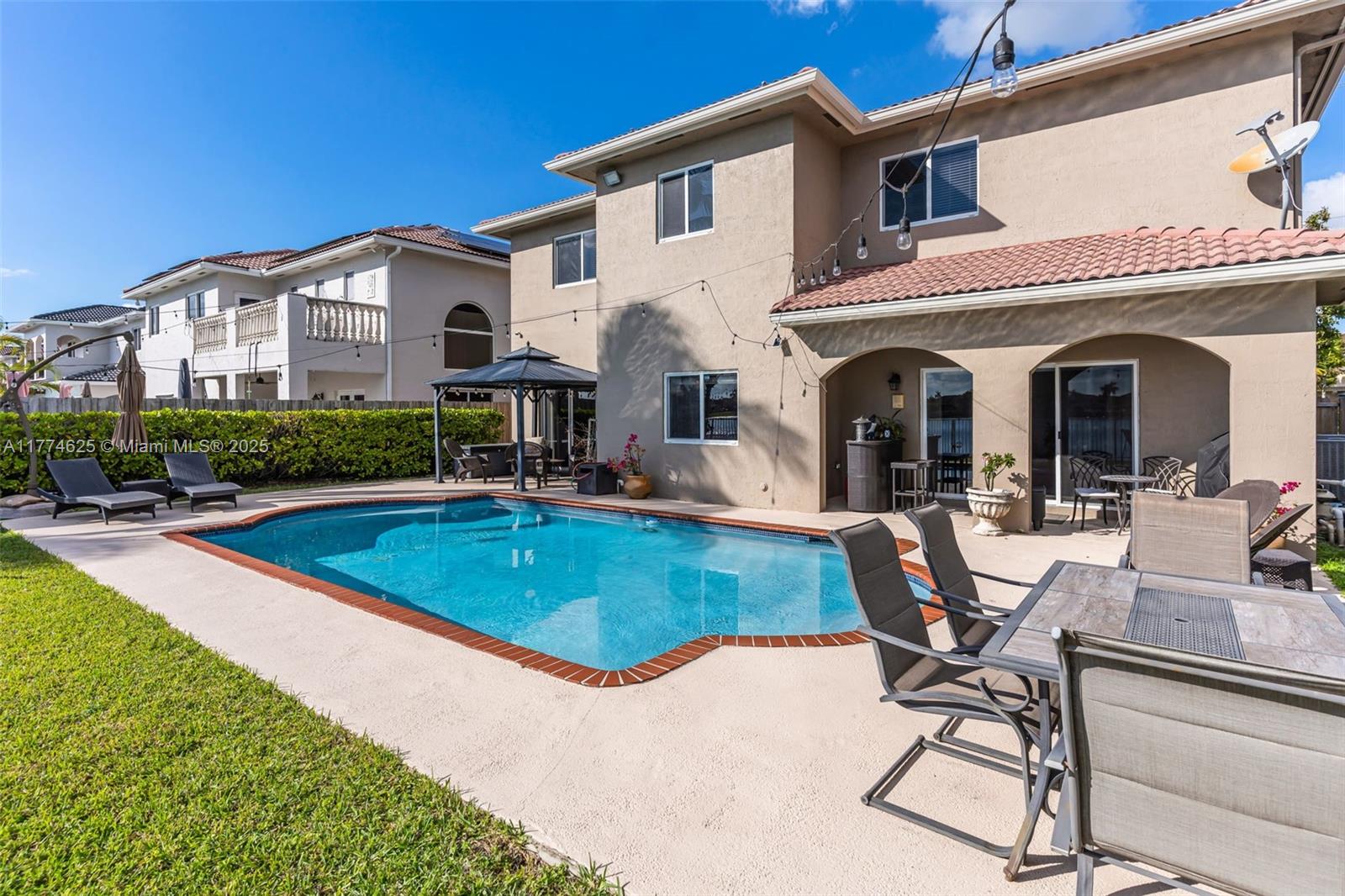 TWIN LAKE SHORES EAST - Residential