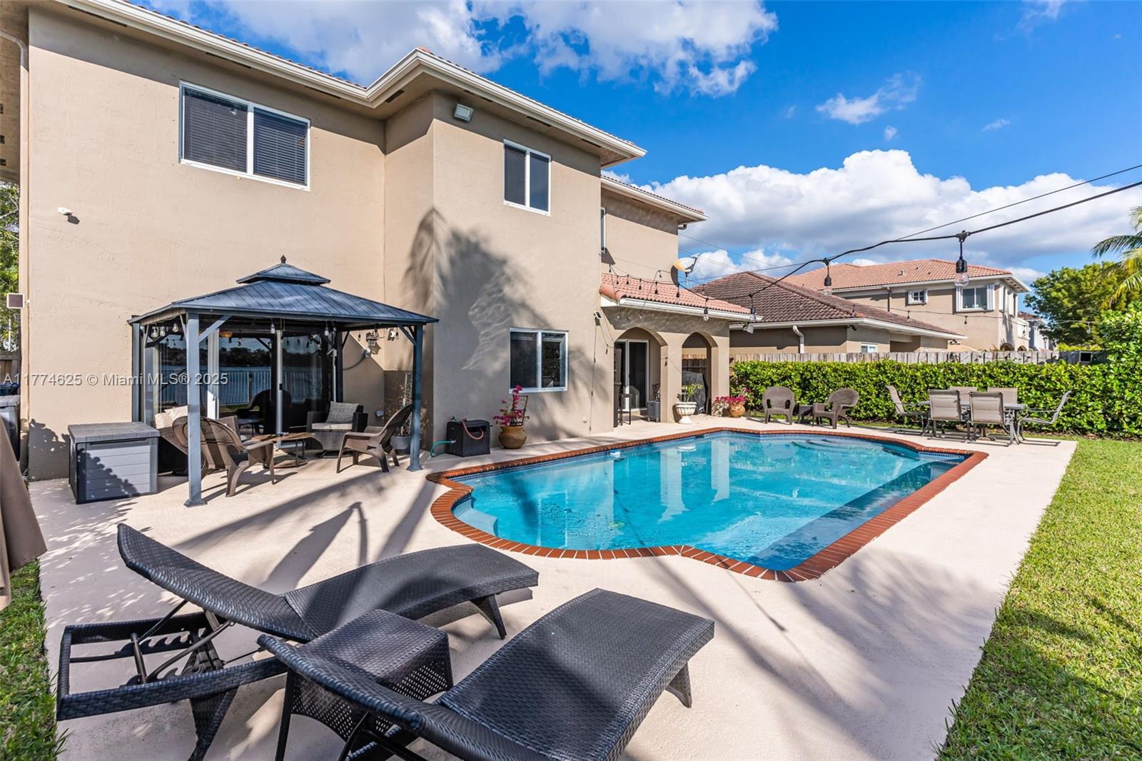 TWIN LAKE SHORES EAST - Residential