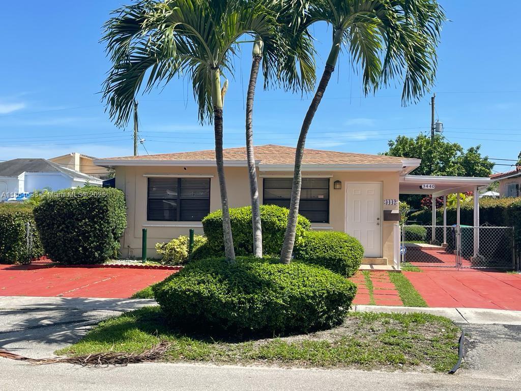 Wonderful 2/1 duplex unit just minutes away from Coral Gables, Coconut Grove, Brickell. the unit has washer and dryer . Mint Condition, it won't last!!!