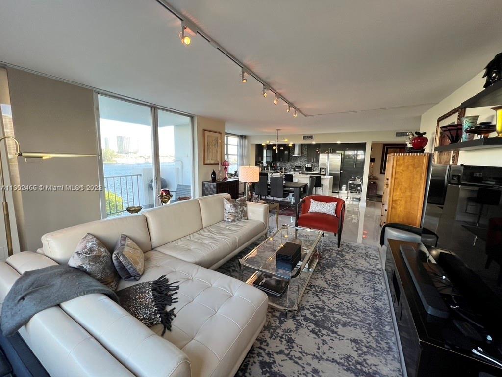 COMMODORE PLAZA CONDO - Residential