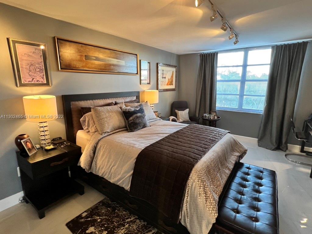 COMMODORE PLAZA CONDO - Residential