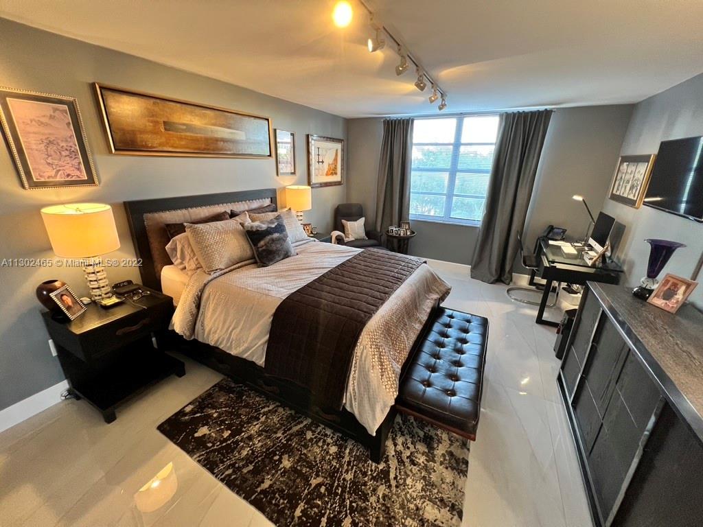 COMMODORE PLAZA CONDO - Residential