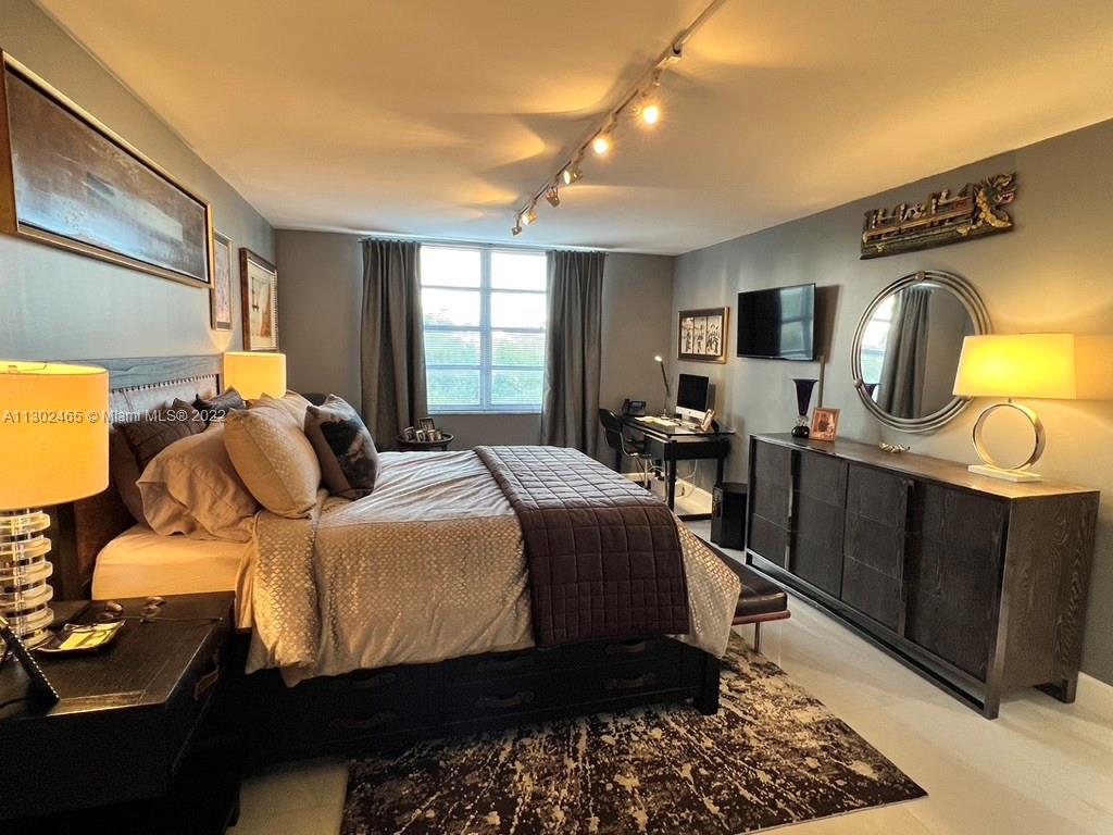 COMMODORE PLAZA CONDO - Residential