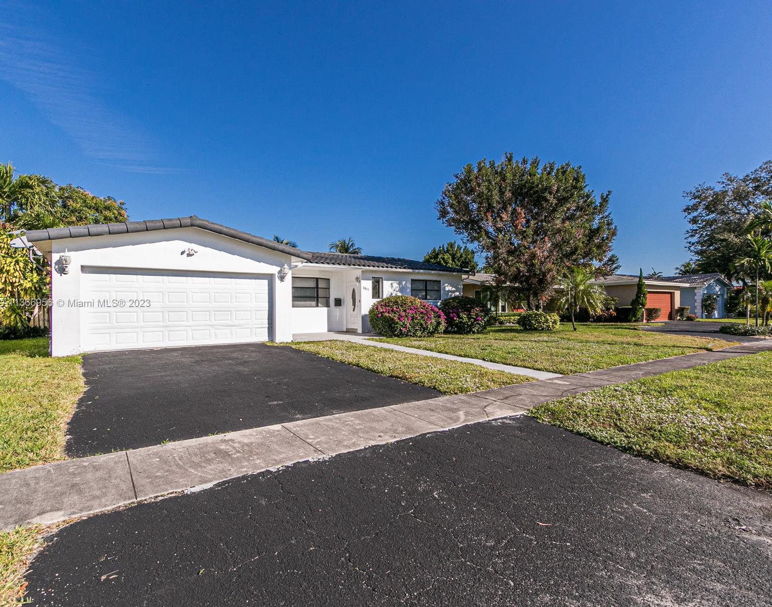 Hollywood Hills Pool Home 3br/2ba annual lease available mid April. 2 Car attached garage, washer & dryer, Fully Furnished.