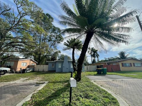 Photo of 4896 SW 28th Ter, Dania Beach, FL 33312 (MLS # A11758473)