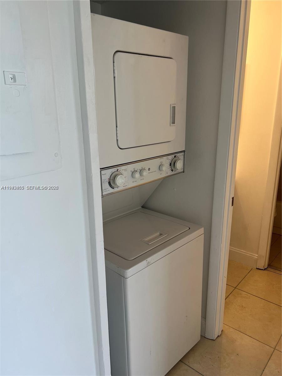 LAKESHORE CONDO 11 - Residential