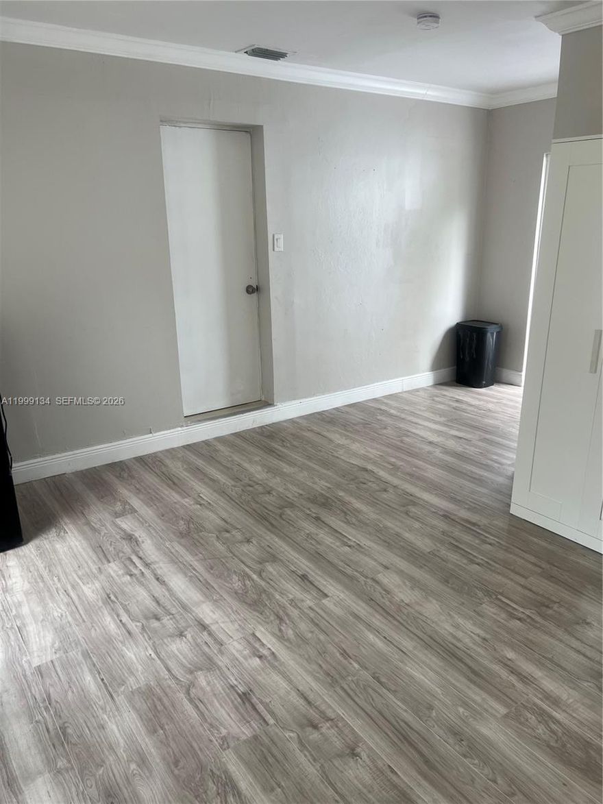 Charming Efficiency in Fort Lauderdale – Prime Location!

This spacious and well-lit efficiency offers comfort and convenience in the heart of Melrose Park in Fort Lauderdale. Featuring a private entrance for added privacy, the unit boasts abundant natural light that creates a warm and inviting atmosphere.

All utilities are included—electricity and water—making budgeting simple and stress-free. Ideally located within walking distance to public transportation, this efficiency is perfect for commuters or anyone seeking easy access to the surrounding area.

Enjoy a bright, open living space in a quiet setting, close to everything you need. Ready for immediate occupancy!