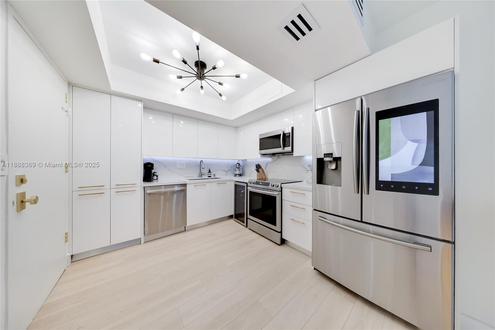 View photos, virtual tours, details... 1450 Lincoln Rd 606
