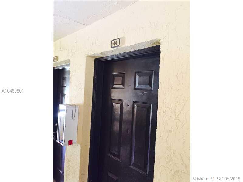 NICE STUDIO LOCATED IN A GATED COMMUNITY IN POMPANO BEACH, EASY ACCESS TO HIGHWAYS AND READY TO MOVE IN