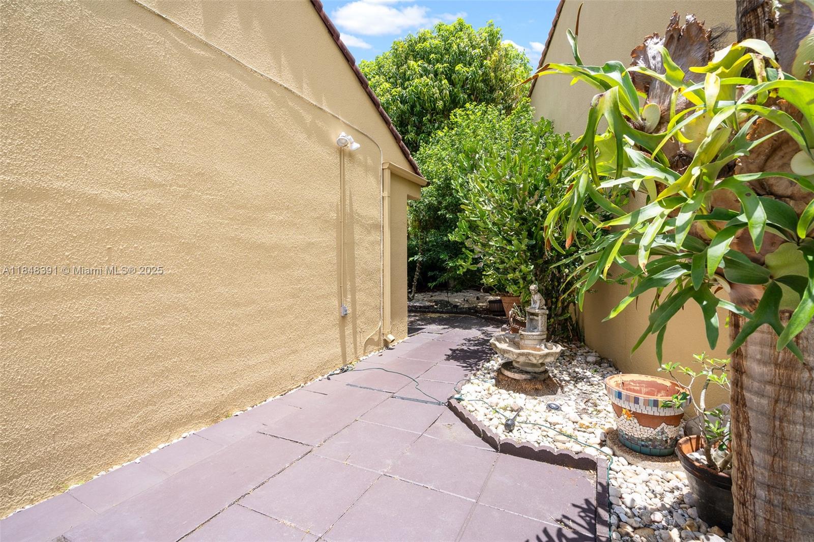 SKY LAKE VILLAS FIRST ADD - Residential