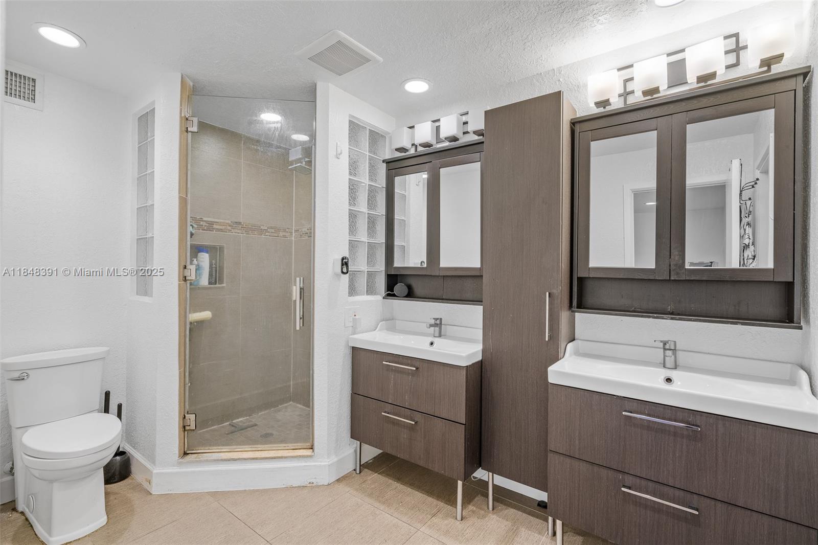 SKY LAKE VILLAS FIRST ADD - Residential