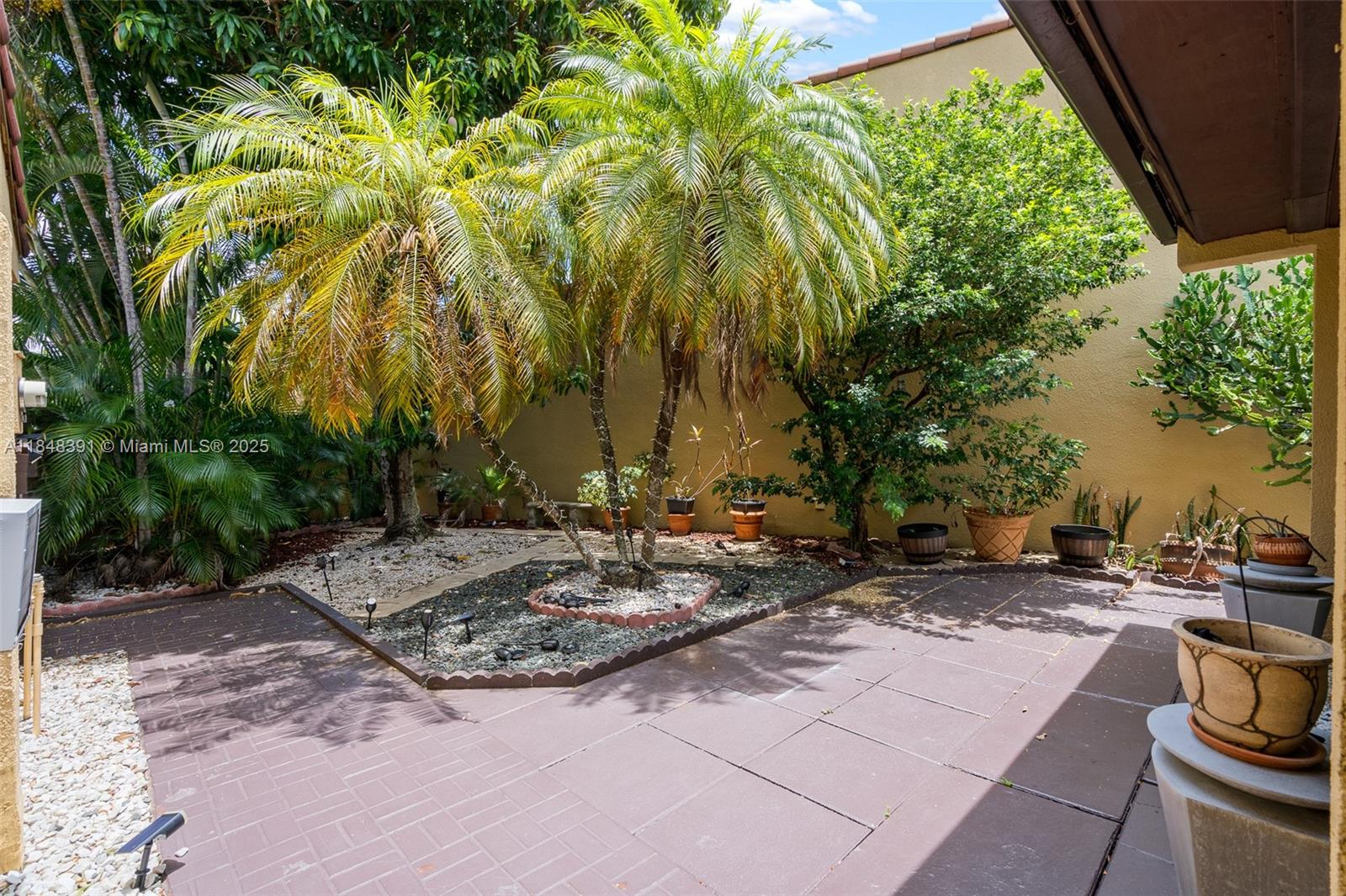 SKY LAKE VILLAS FIRST ADD - Residential