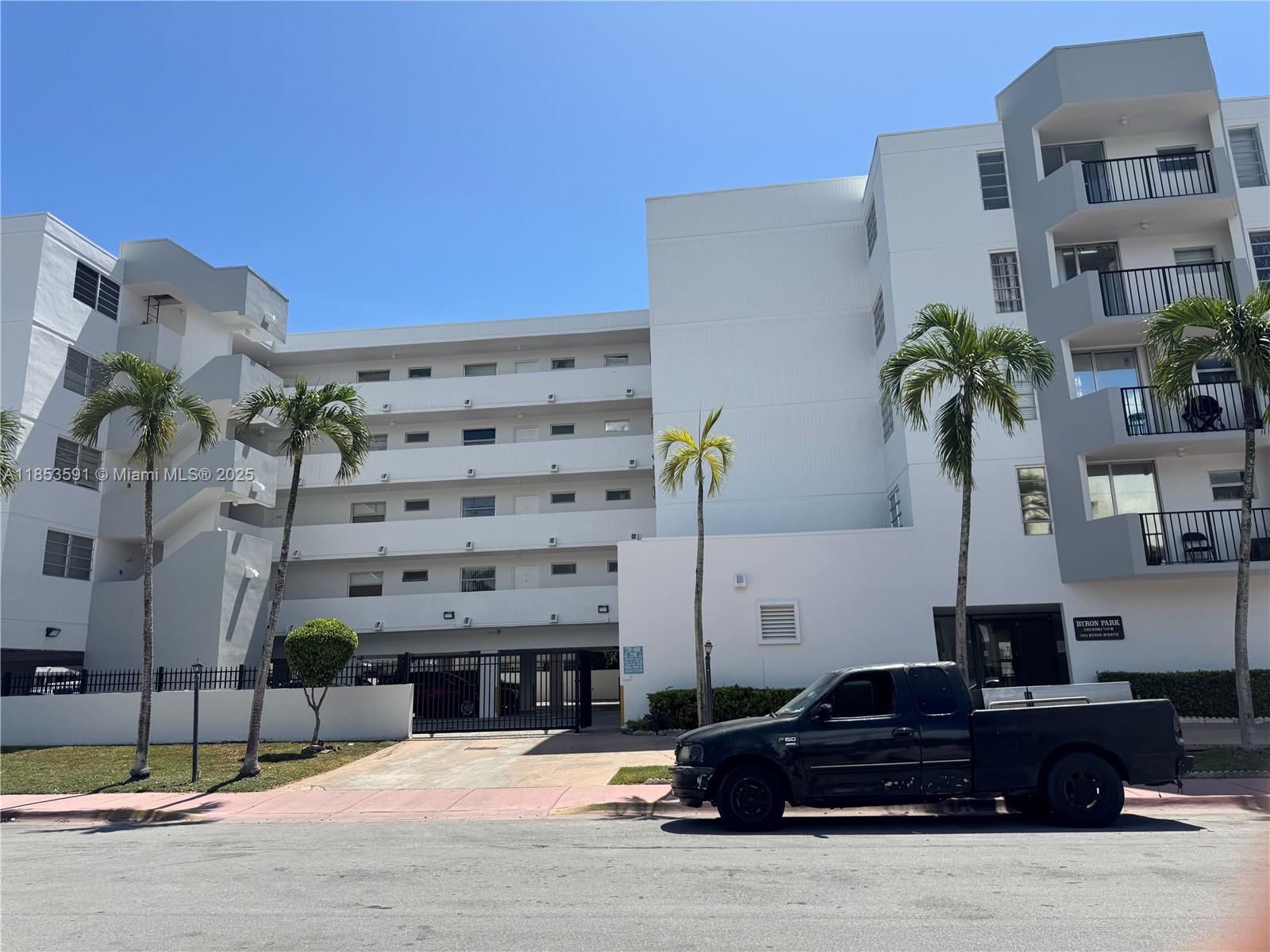 Beautiful unit on the last floor of the building with a nice view to the city. Ready to move. Only two blocks from the beach. Quite neighborhood.