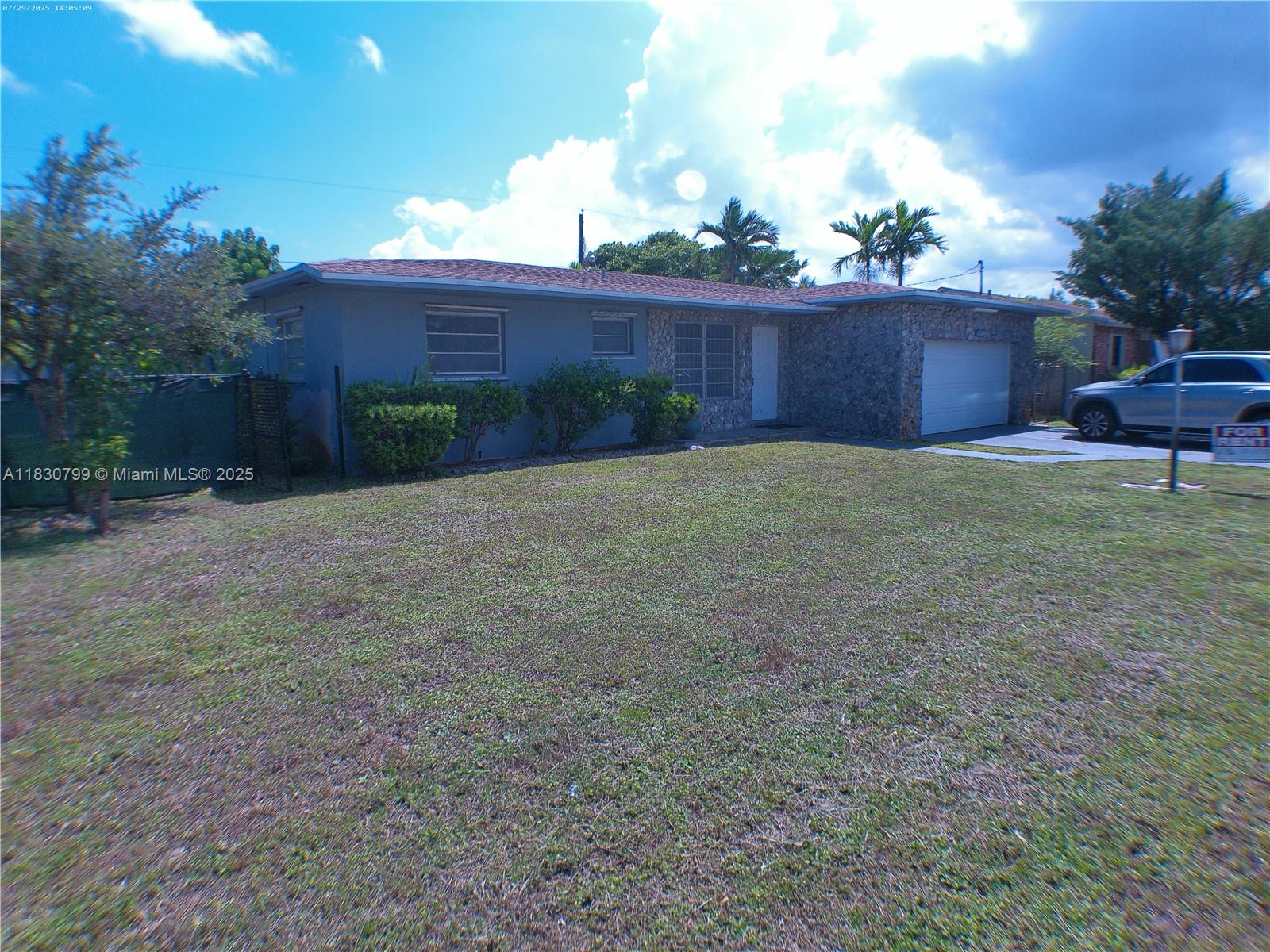 VERY BIG HOUSE FOR RENT WITH OPTION TO PURCHASE IN THE FUTURE. PROPERTY CONTAINS OF 2-CAR GARAGE, A FAMILY ROOM, AND A VERY LARGE PATIO.