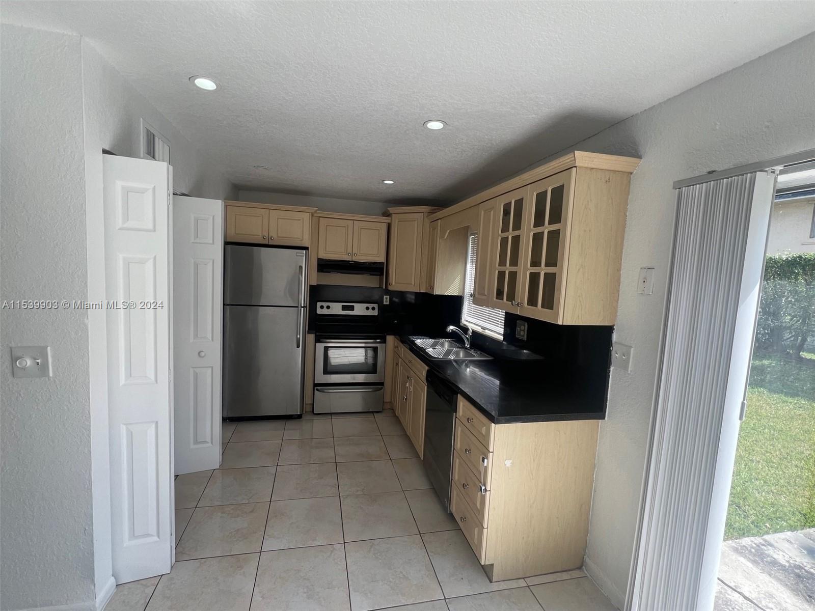 CROSS BRIAR 1 CONDO - Residential Lease