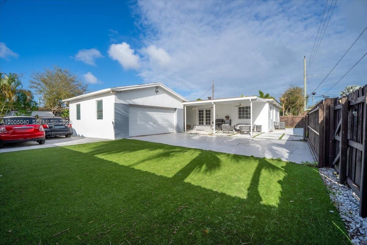 HALLANDALE - Residential
