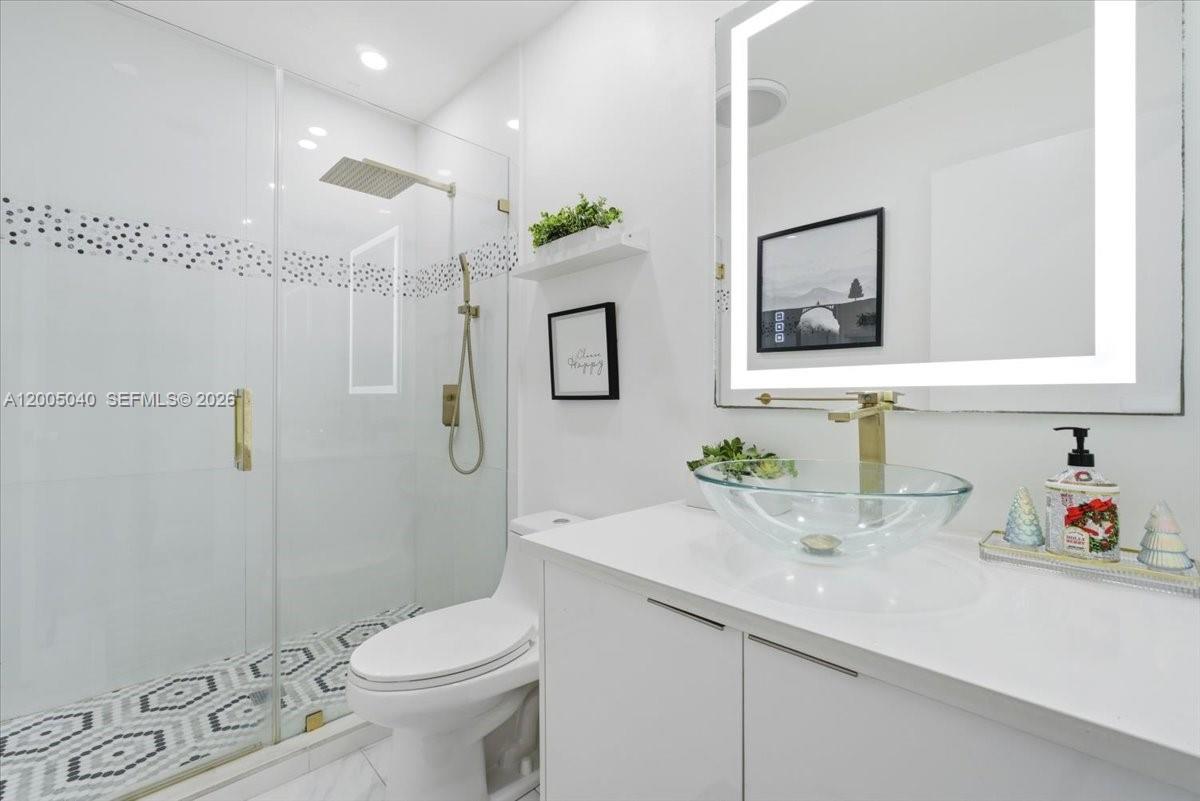 HALLANDALE - Residential