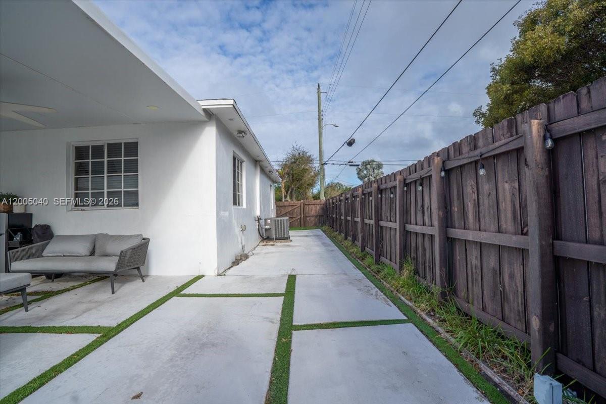 HALLANDALE - Residential